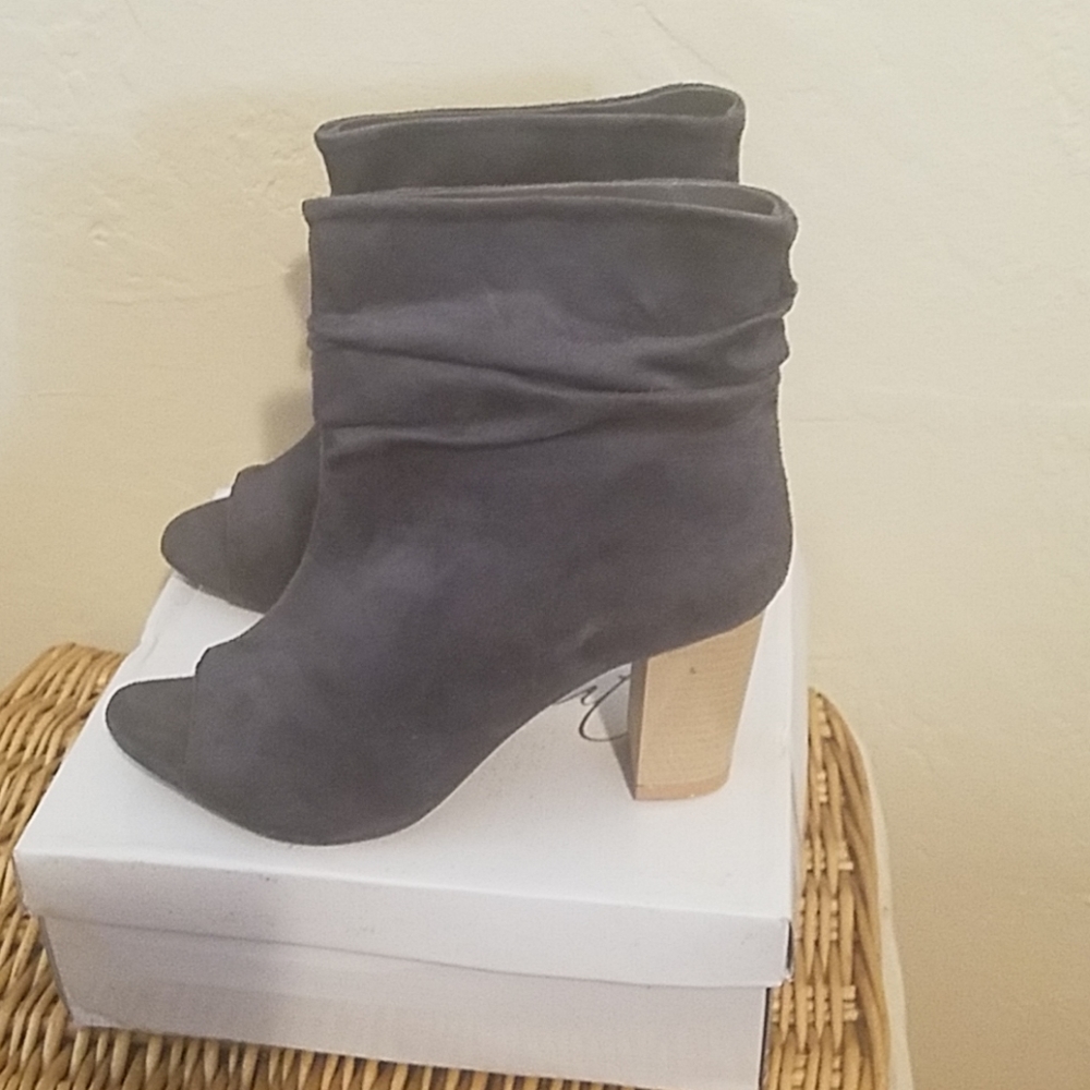 Shoes - Picture 2 of 4